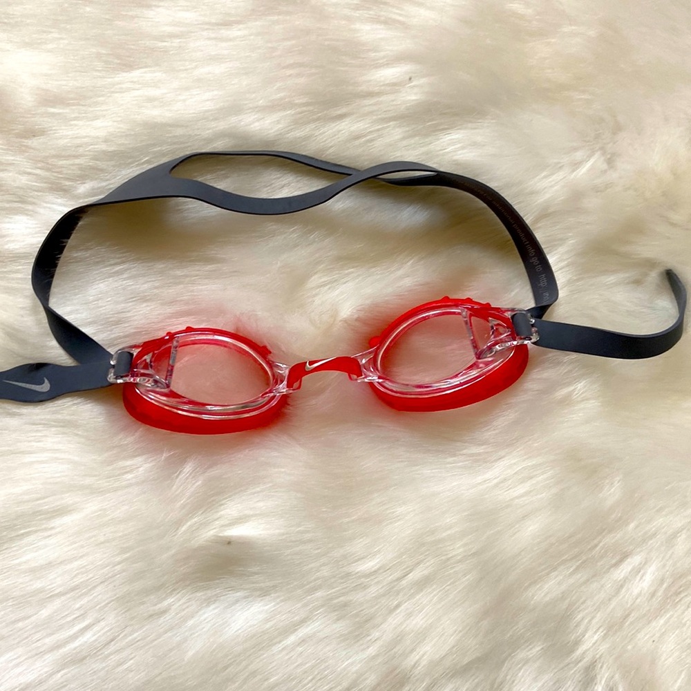 Swimming goggles